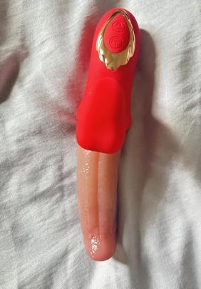 Vesper - Deep tongue vibrator for extended pleasure with 10 wave movements — Stock Photo Reviews customer 1