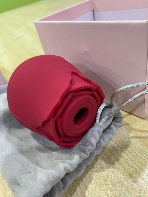 Oral sex vibrator and clitoral stimulator with 7 suction modes, pink color — Stock Photo 2 customer review