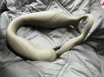 Vibrating and oscillating prostate masseur Logan 10 with 2 penis rings for men and homosexual couples — Stock Photo Reviews customer 2