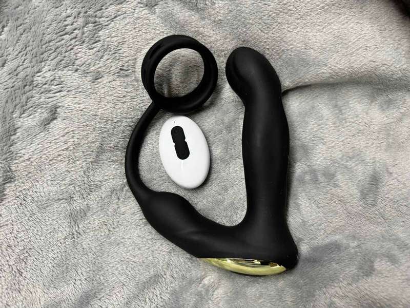 Massaggiatore prostatico in silicone vibrante e volante con anello del pene — Foto Stock