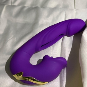 Isolde – Improved vibrator with mouth, tongue licking clitoris and beats on the G-spot — Stock Photo Review customer 1